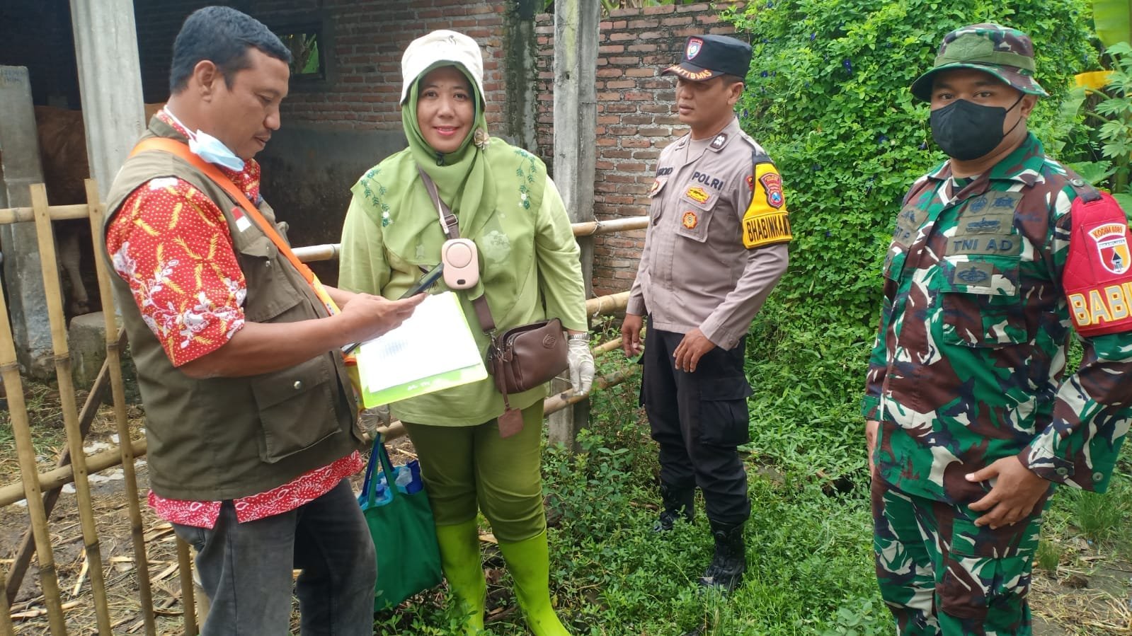 Personel Polsek Gampengrejo, Polres Kediri Dampingi Vaksin PMK Img 20250131 Wa0014