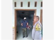Antisipasi DBD, Polsek Ringinrejo Polres Kediri Monitoring Fogging di Desa Deyeng