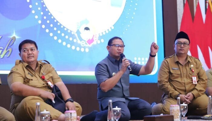 Pj. Wali Kota Batu Berikan Pengarahan Bagi Tenaga Kebersihan, Penyapu Jalan dan Petugas Pertamanan DLH KWB