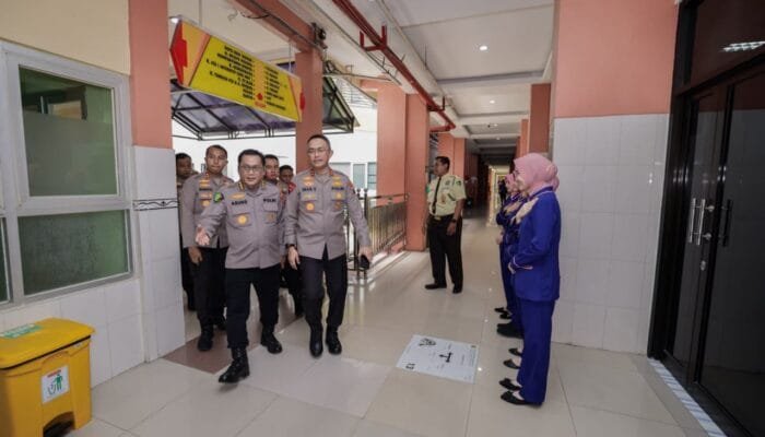 Kapolda Jatim Kunjungi RS Bhayangkara Kediri Beri Santunan Pasien dan Motivasi Tenaga Medis