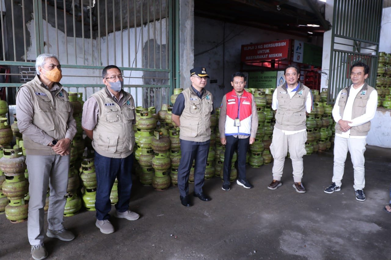 Peninjauan Pj. Wali Kota Batu Aries Agung Paewai dan tim terkait di salah satu agen LPG di Kota Batu