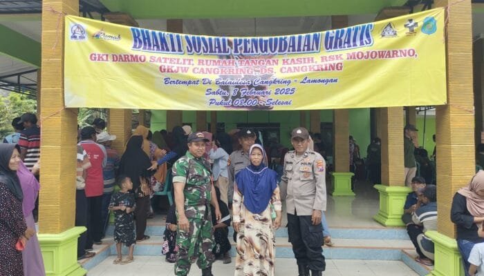 Babinsa Koramil Bluluk Dampingi Bakti Sosial Pengobatan Massal Kepada Masyarakat