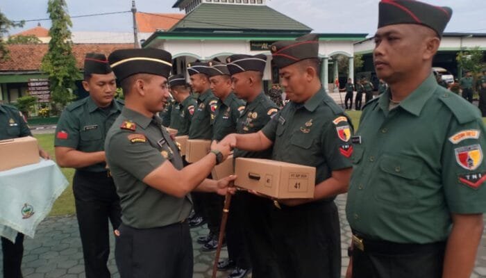 Secara Simbolis Dandim Lamongan Serahkan Kaporlap Dari Kasad Kepada Anggota Kodim