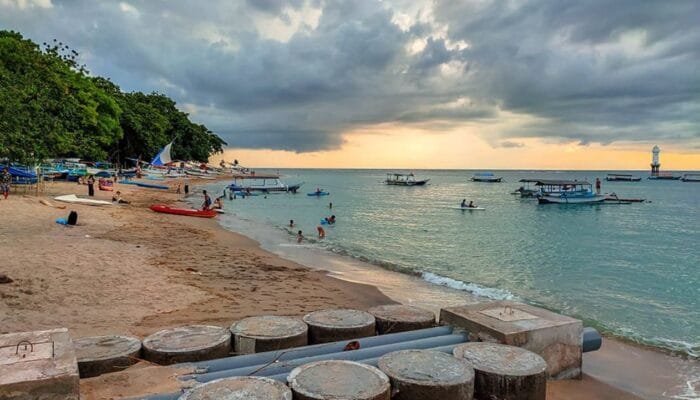 Menikmati Pesona Pantai Senggigi di Lombok