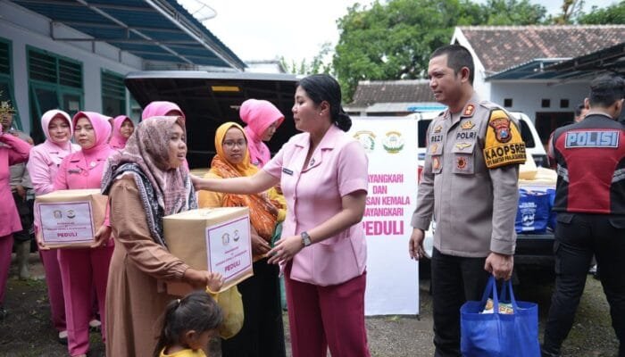 Polres Situbondo dan Bhayangkari Salurkan Bantuan kepada Warga Terdampak Banjir