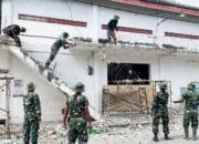 Gotong Royong bersama Warga, Babinsa Kanor Bojonegoro Bantu Renovasi Masjid Dusun Ager Ager