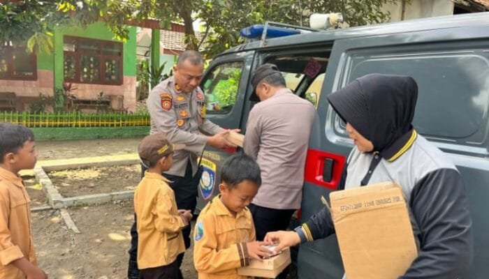 Polres Nganjuk Melalui Satbinmas Menyediakan Makan Siang Bergizi Gratis