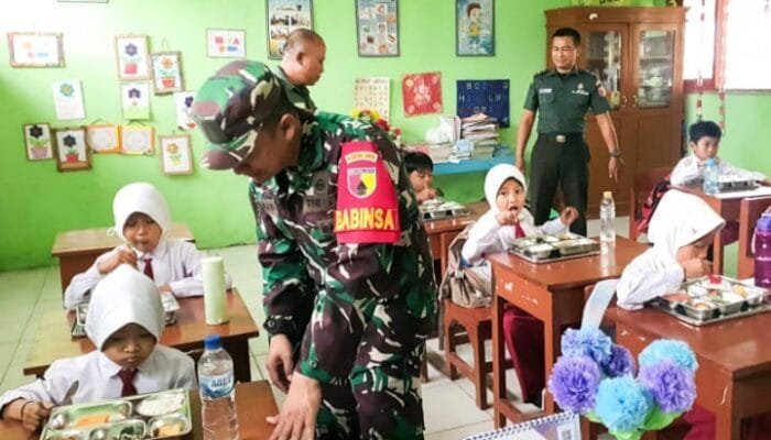 Distribusi Program Makan Bergizi Gratis Dapat Pengawalan dari Babinsa Kodim Bojonegoro