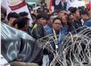Ratusan Mahasiswa Gelar Aksi Demonstrasi di Gedung DPRD Jatim Menolak Efisiensi Anggaran