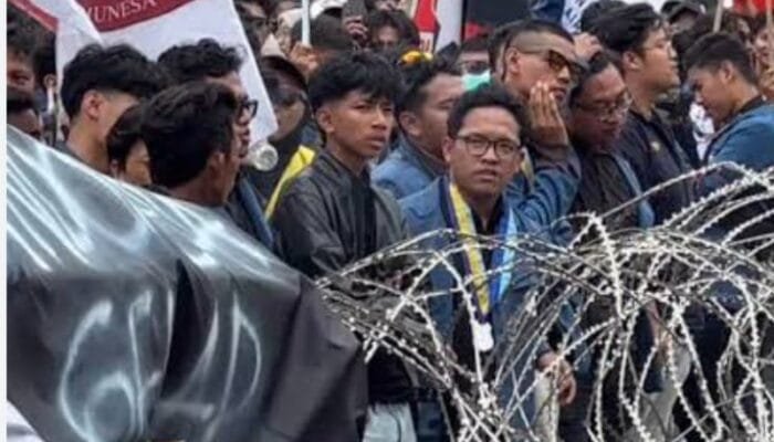 Ratusan Mahasiswa Gelar Aksi Demonstrasi di Gedung DPRD Jatim Menolak Efisiensi Anggaran