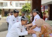 Momen Haru, Pj Bupati Bojonegoro Adriyanto Bersama Istri Berpamitan