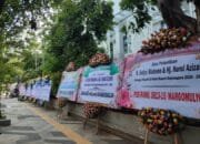 Ratusan Karangan Bunga Menghiasi Jalan Seputaran Pendopo dan Gedung Pemkab Bojonegoro