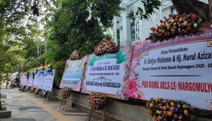 Ratusan Karangan Bunga Menghiasi Jalan Seputaran Pendopo dan Gedung Pemkab Bojonegoro