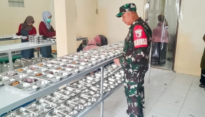 Babinsa Koramil Dander Bojonegoro Memantau Pelaksanaan Program MBG di Wilayah Binaan