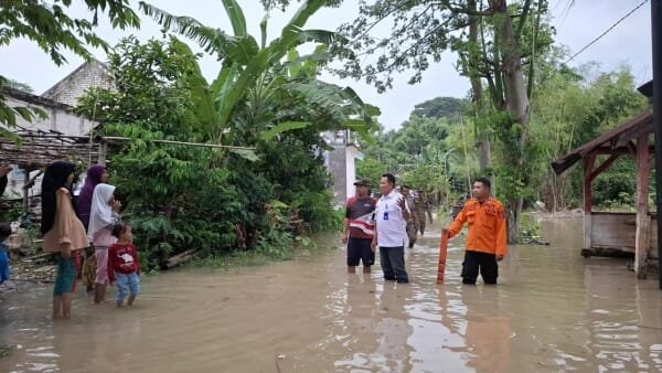Bojonegoro Siaga: Tim BPBD Terjun Langsung Bantu Korban Banjir Akibat Hujan Deras