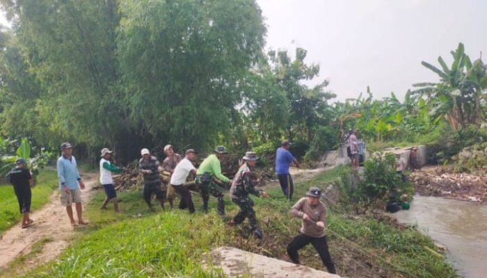 Aksi Heroik TNI-Polri dan Warga Turi: Bersihkan Sungai, Lawan Banjir