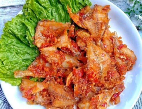 Sensasi Pedas Gurih Ikan Asin Balado, Menu Sederhana yang Bikin Nagih