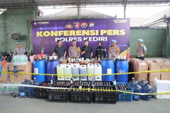 Grebek Pabrik Minuman Keras Oplosan, Polres Kediri Amankan 4 Tersangka dan Ratusan Botol Miras