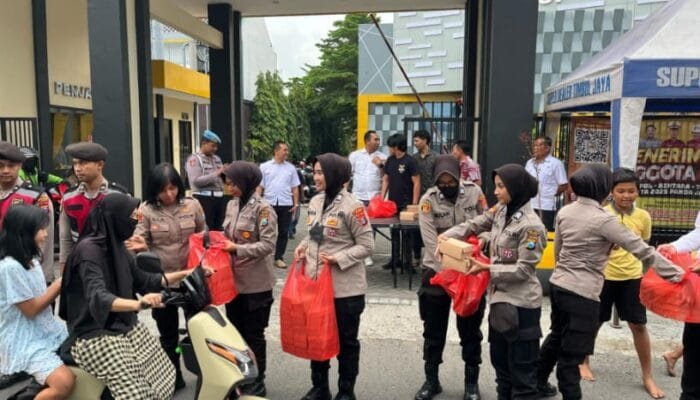 Polres Kediri Bagikan Ratusan Takjil Gratis kepada Masyarakat