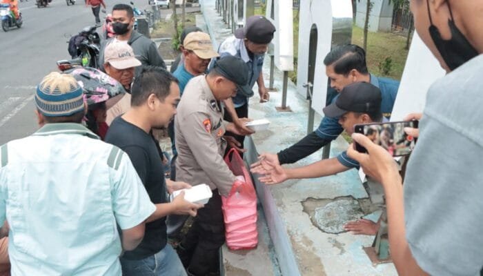 Jumat Berkah, Polres Nganjuk Bersama Media Bagikan Ratusan Takjil di Terminal Anjuk Ladang