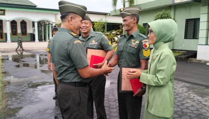 Pimpin Acara Tradisi Pelepasan Anggota Purna Tugas, Ini Arahan Dandim Lamongan