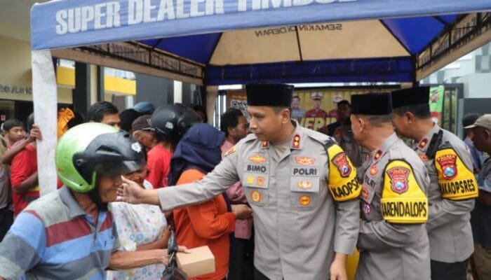 Kapolres Kediri Pimpin Pembagian Takjil Gratis, Warga: Polisi Semakin Dekat dengan Masyarakat