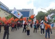 Ratusan Buruh Geruduk Kemenaker, Tuntut Hak Korban PHK Sritex dan Tolak Gelombang PHK Massal