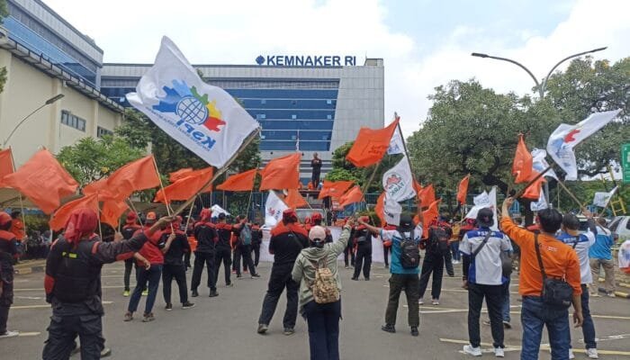 Ratusan Buruh Geruduk Kemenaker, Tuntut Hak Korban PHK Sritex dan Tolak Gelombang PHK Massal