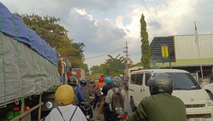 Kecelakaan di Depan Mapolsek Balen: Truk Buah vs Minibus Lalu Lintas Macet