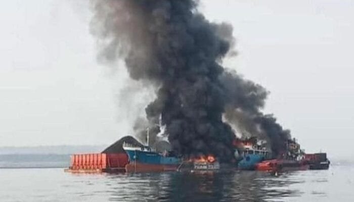 Kapal Tanker MT Ronggolawe Meledak Saat Pengisian Bahan Bakar di Perairan Lamongan