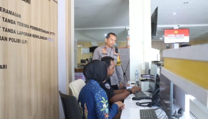 Menjelang Operasi Ketupat Semeru 2025, Wakapolres Bojonegoro Memeriksa Kesiapan Layanan Call Center 110 Polri