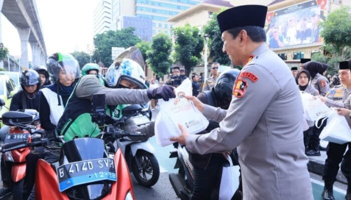 Berbagi Kebaikan di Bulan Ramadan, Polres Kediri Sumbangkan Karpet Sajadah