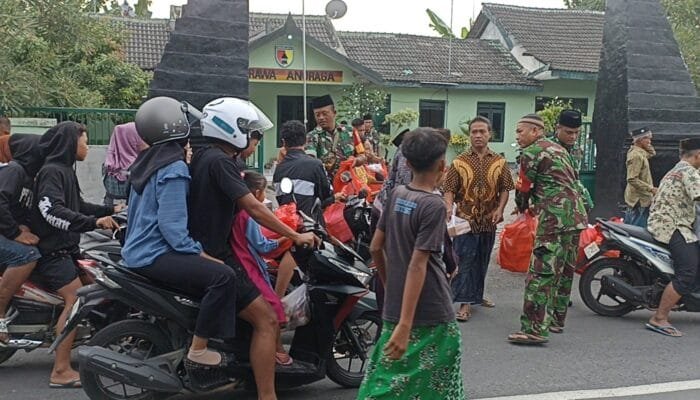 Koramil Sukosewu Berbagi Berkah Ramadan: 300 Takjil Hangat untuk Warga