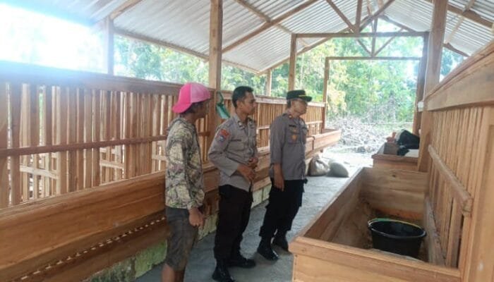 Kapolsek Dander Mengunjungi Peternak Kambing di Desa Sumberagung Dander