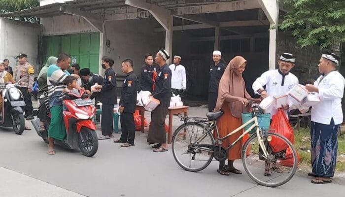 Semangat Kebersamaan di Mayangkawis, Pemdes dan BKP Bagikan 500 Takjil 