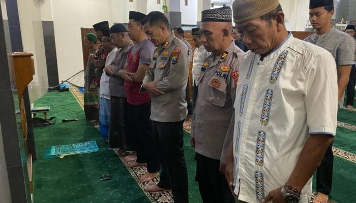 Ramadan Penuh Berkah, Kapolres Nganjuk Ajak Jajaran Tarawih Bersama di Masjid Al-Ikhlas