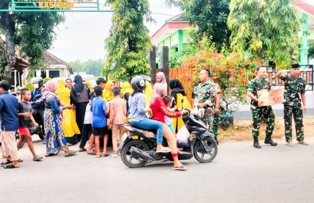 Sore Penuh Berkah, Koramil Kasiman Bagi-Bagi Takjil di Jalanan
