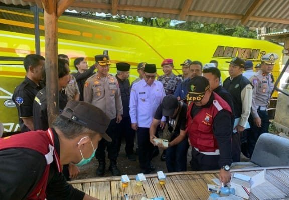 Banyuwangi Siaga Mudik Aman, Sopir Bus Jalani Tes Urine Pra-Operasi Ketupat Semeru 2025