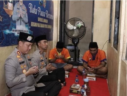 Kapolres Lamongan Hadirkan Harapan Lewat Buka Puasa Bersama Tahanan