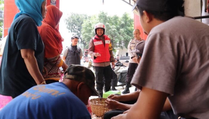 Sambut Lebaran, Kapolres Batu Pastikan Keamanan dan Ketersediaan Pangan Lewat Patroli Intensif