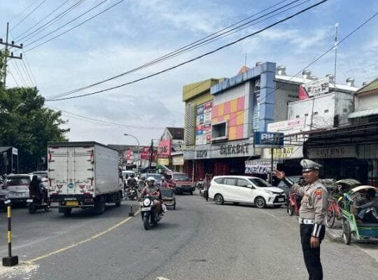 Jelang Mudik Lebaran, Satlantas Polres Lamongan Pasang Benteng Anti Macet di Pasar Babat
