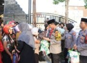 Polwan Polres Bojonegoro Bagikan Takjil, Jalin Keakraban dengan Masyarakat
