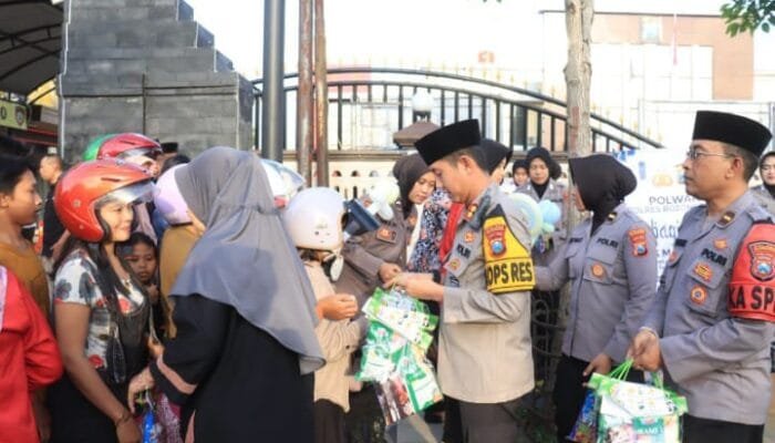 Polwan Polres Bojonegoro Bagikan Takjil, Jalin Keakraban dengan Masyarakat