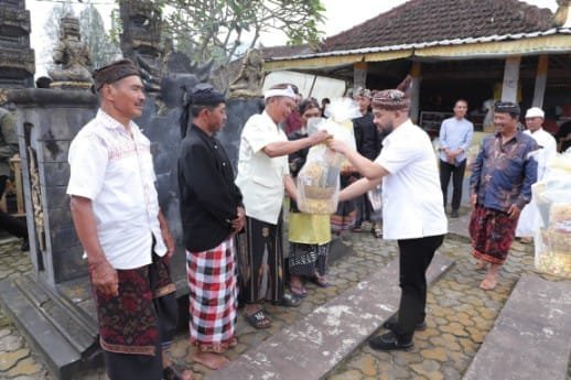 Wakil Wali Kota Batu Bagikan Bingkisan Hari Raya Nyepi Kepada Umat Hindu KWB