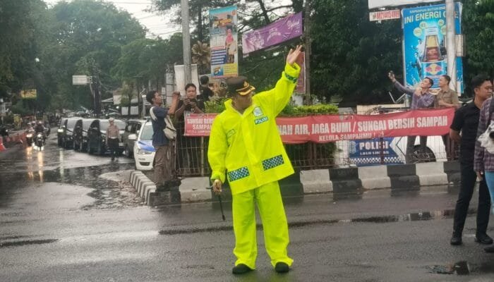 Kapolres Nganjuk Pimpin Penguraian Arus Balik di Tengah Cuaca Ekstrem