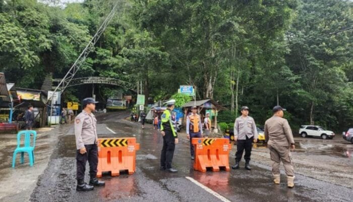 Penutupan Jalur Pacet-Cangar Akibat Longsor di Mojokerto