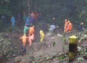 Gotong Royong Polisi, TNI, dan BPBD Tangani Longsor di Pacet Mojokerto