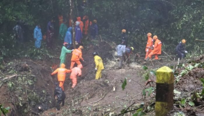 Gotong Royong Polisi, TNI, dan BPBD Tangani Longsor di Pacet Mojokerto