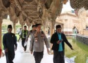Libur Lebaran Aman dan Nyaman: Polisi Bojonegoro Beri Keamanan Wisata Religi di Masjid Margomulyo