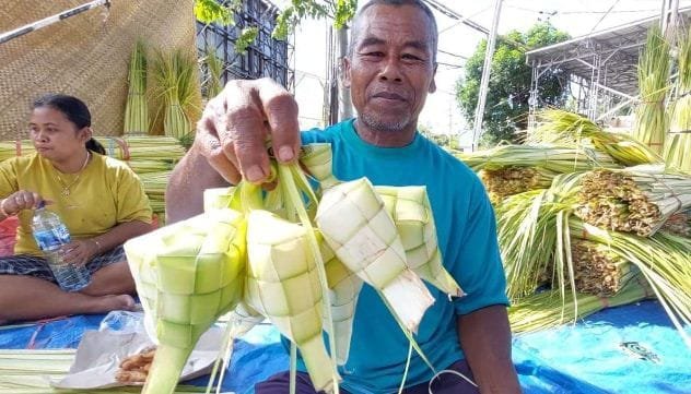 Aroma Janur Semerbak di Pasar Lamongan, Tradisi Kupatan Semakin Dekat